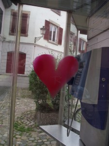 coeur sur cabine téléphonique Exposition K Love Karim TATAI Strasbourg