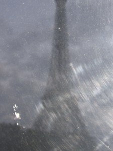 tour Eiffel à travers la vitre du bateau Karim TATAI Strasbourg