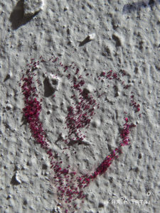 cœur poudre de paillette collées sur un mur Karim TATAI Le gardien des coeurs